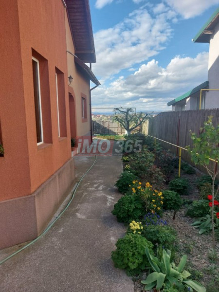 Proprietate cu 2 case si 1500mp teren in Geamana 1 Km de Prundu
