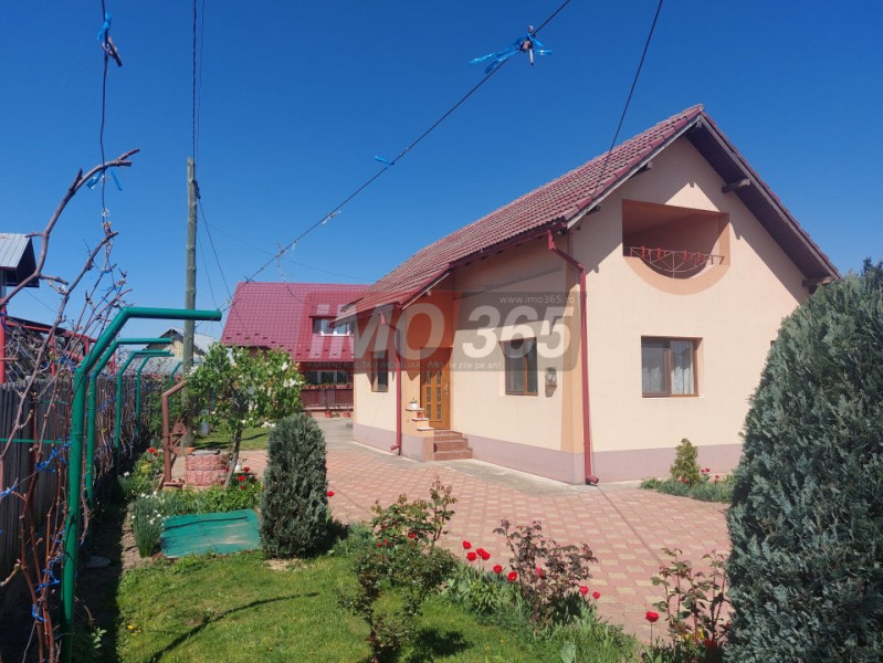 Proprietate cu 2 case si 1500mp teren in Geamana 1 Km de Prundu