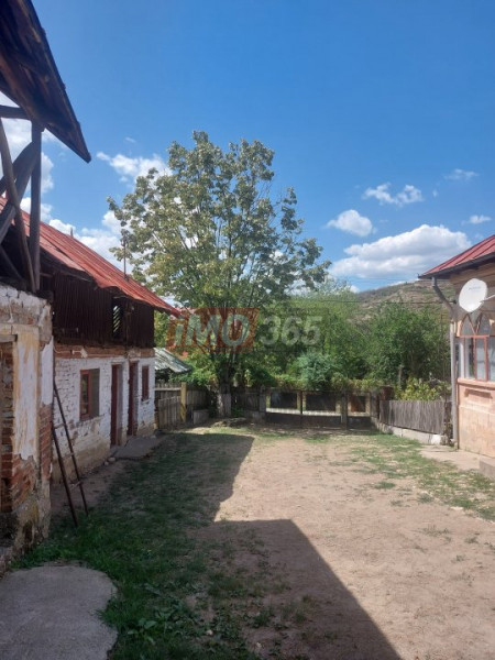 Casa veche si teren Izvorani - toate utilitatile