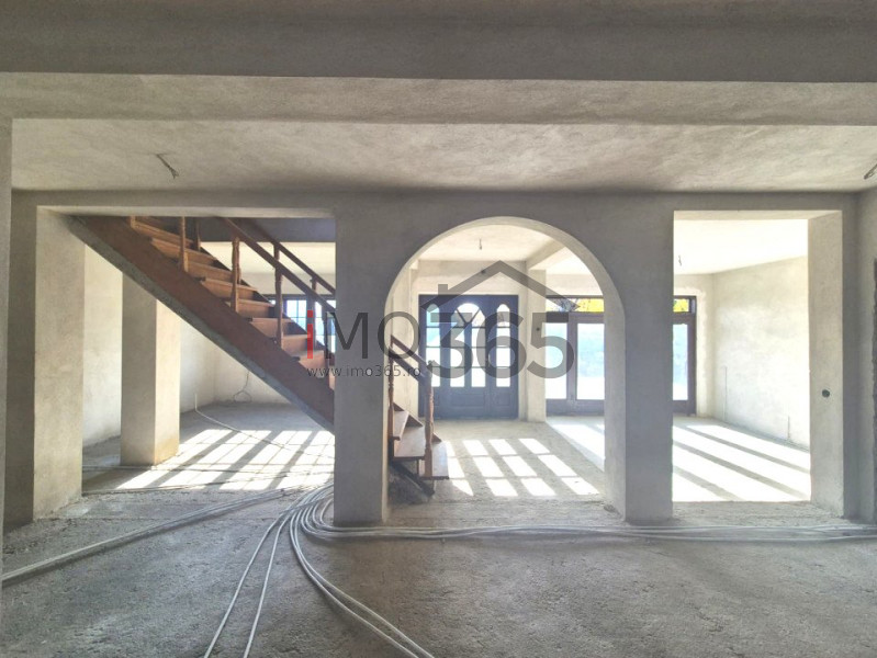 Casa P+1+M cu teren 1424 Stefanesti la 1Km de Podul Viilor