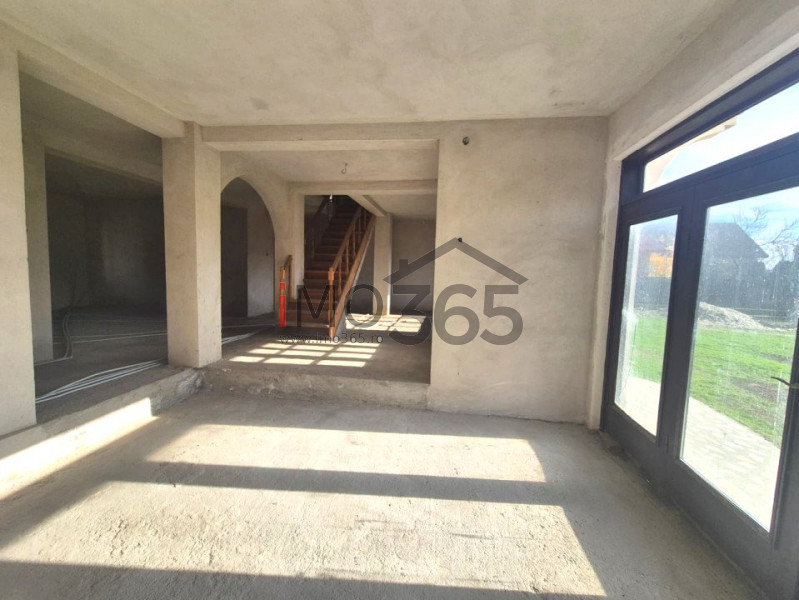 Casa P+1+M cu teren 1424 Stefanesti la 1Km de Podul Viilor