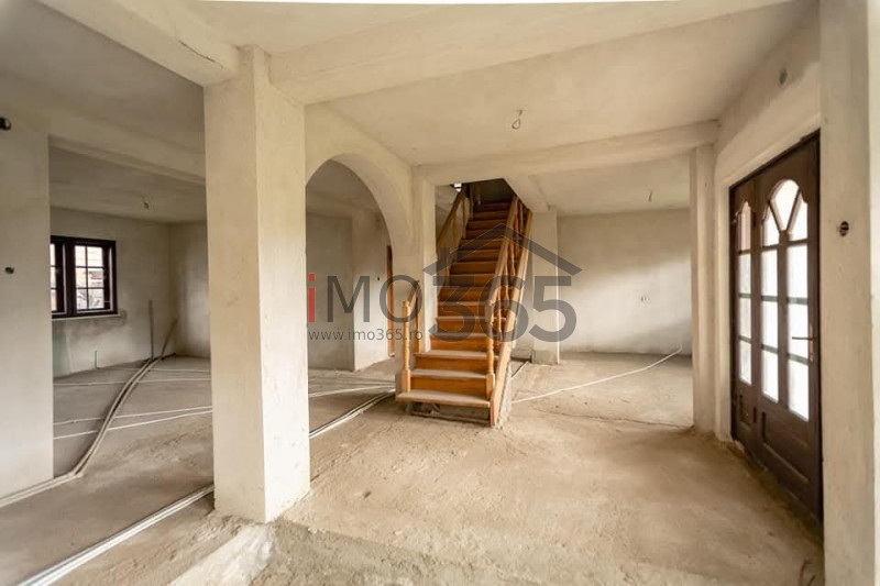 Casa P+1+M cu teren 1424 Stefanesti la 1Km de Podul Viilor