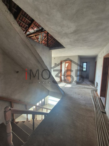 Casa P+1+M cu teren 1424 Stefanesti la 1Km de Podul Viilor