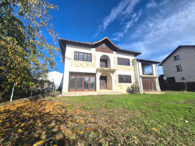 Casa P+1+M cu teren 1424 Stefanesti la 1Km de Podul Viilor