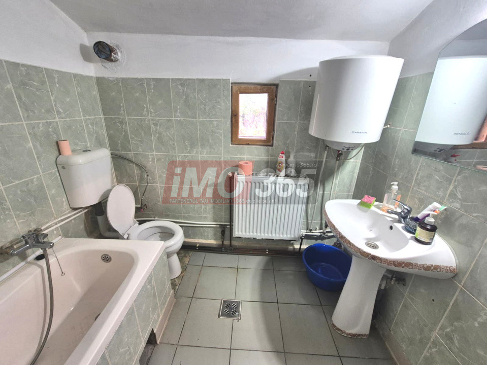 Casa  si anexe Slatioarele la 8km de Pitesti (10 minute)